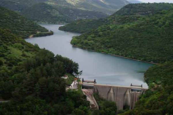 Καθαρίζουν τη λίμνη του Λάδωνα