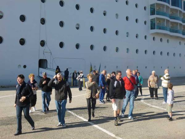 Το &quot;Costa Neoromantica&quot; με 1.566 τουρίστες στην Καλαμάτα (φωτογραφίες)
