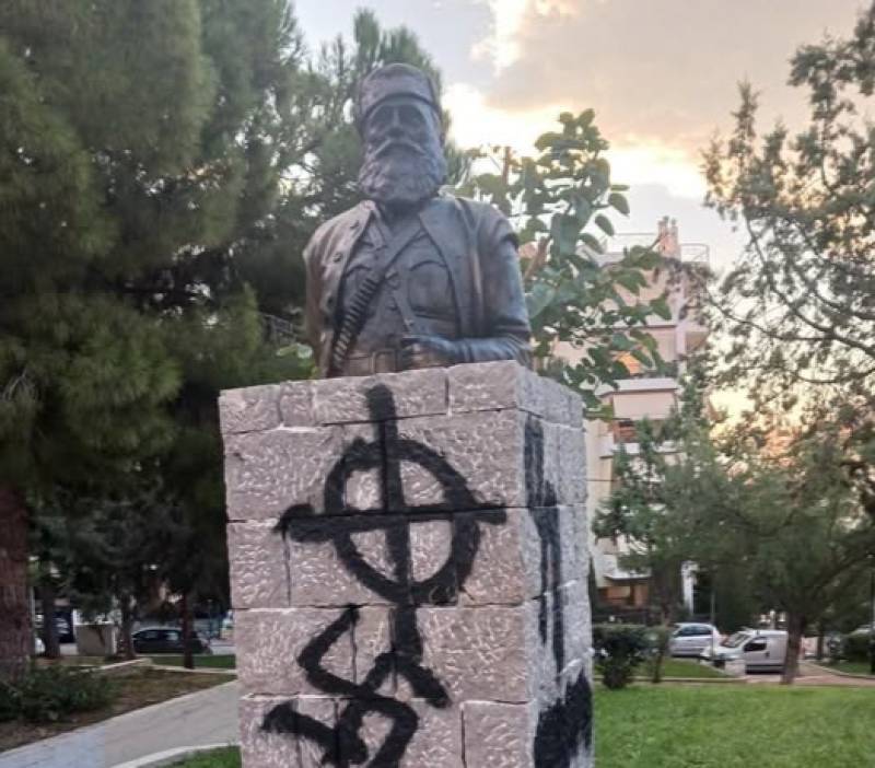 Βεβήλωσαν με σβάστικες το μνημείο του Άρη Βελουχιώτη στην Πετρούπολη