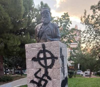 Βεβήλωσαν με σβάστικες το μνημείο του Άρη Βελουχιώτη στην Πετρούπολη