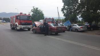 Σύγκρουση 4 αυτοκινήτων με 2 τραυματίες στον κόμβο της Μεσσήνης (βίντεο)