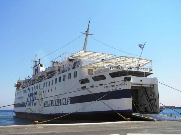 Στον Πειραιά παραμένει με βλάβη το “Βιτσέντζος Κορνάρος”