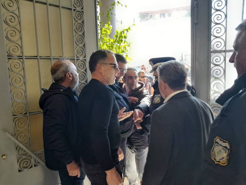 Καλαμάτα: Ένταση με αγρότες στο κτήριο της Π.Ε. Μεσσηνίας - Εχυσαν γάλα (βίντεο+φωτο)