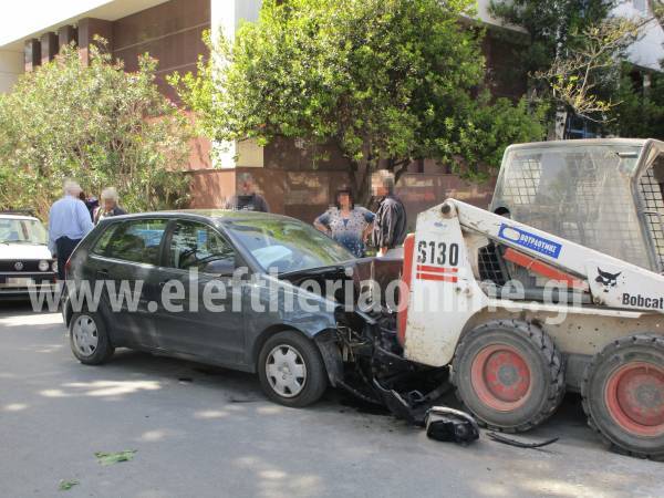 Αυτοκίνητο τράκαρε με φορτωτή στο κέντρο της Καλαμάτας (βίντεο)