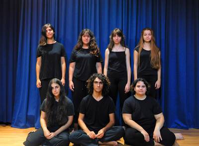 Oι έφηβοι της θεατρικής ομάδας &quot;Σύντηξη&quot; στην &quot;Ε&quot;: «Διασκευάζουμε, κατασκευάζουμε και σκηνοθετούμε από κοινού»