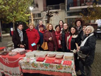 Φωταγωγήθηκε το δέντρο στη Θουρία