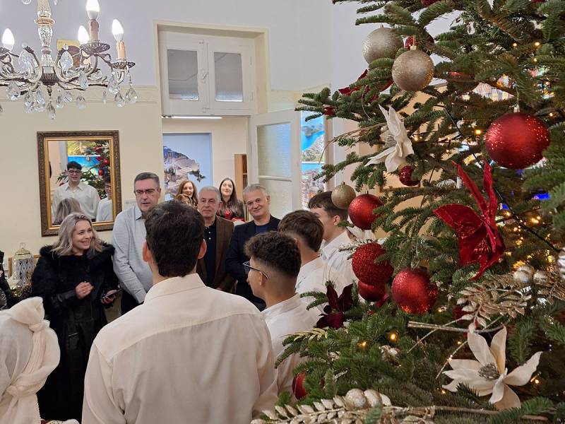 Ευχές, μελωδίες και γιορτινή ατμόσφαιρα για το νέο έτος στην Περιφέρεια Πελοποννήσου