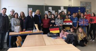 Με την Διευθύντρια του σχολείου, την Αντιδήμαρχο του Κρεφελντ και τους μαθητές που συμμετέχουν στο πρόγραμμα.