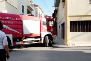 Πυροσβεστικό φράκαρε από παρκαρισμένα Ι.Χ.