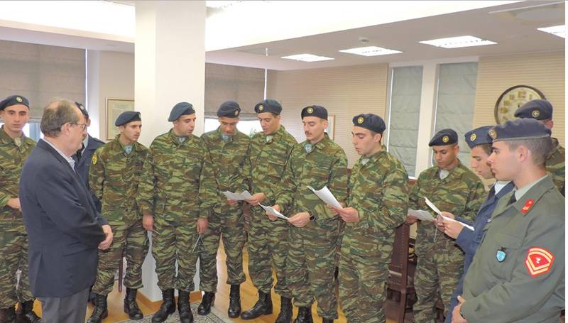 Κάλαντα από σμηνίτες και στρατιώτες στο Δημαρχείο Καλαμάτας