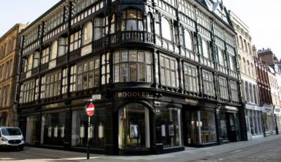 Eκλεψε διαμάντια αξίας 4,2 εκατ. λιρών ανταλλάσσοντάς τα με πέτρες!