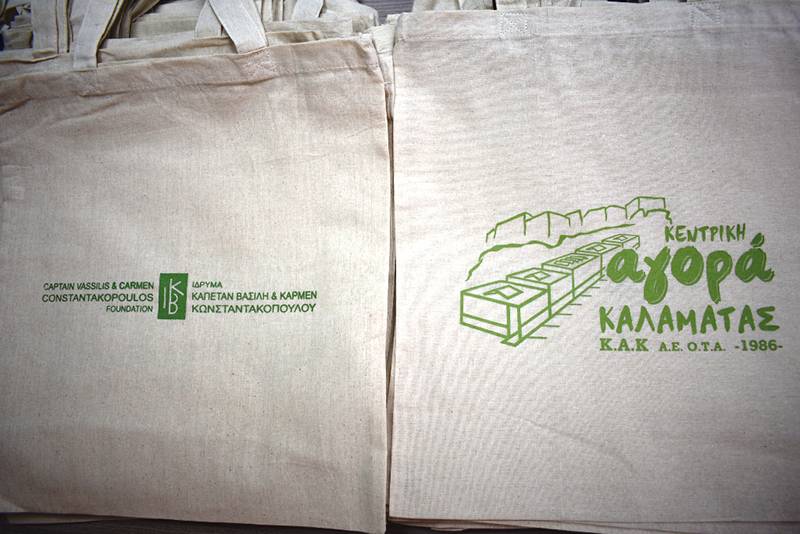 Χίλιες πάνινες οικολογικές τσάντες μοιράζονται στην Κεντρική Αγορά Καλαμάτας (βίντεο)