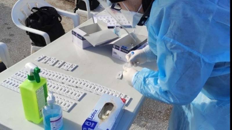 Υπ. Εργασίας: Αρκεί το rapid test για να θεωρείται δικαιολογημένα απών εργαζόμενος που νοσεί