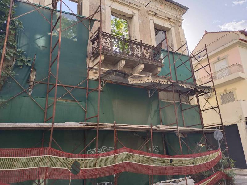 Επικίνδυνο υπόστεγο...