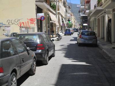 Σλάλομ ανάμεσα στα σταθμευμένα 