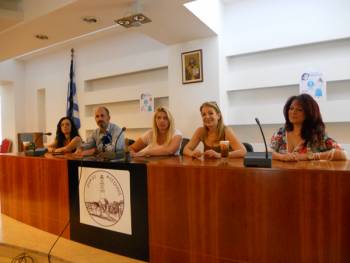 Διεθνές επιστημονικό Συμπόσιο: Η Πέμη Ζούνη συνάντησε την Μελίνα Μερκούρη στο αμφιθέατρο του πάρκου της Μεσσήνης