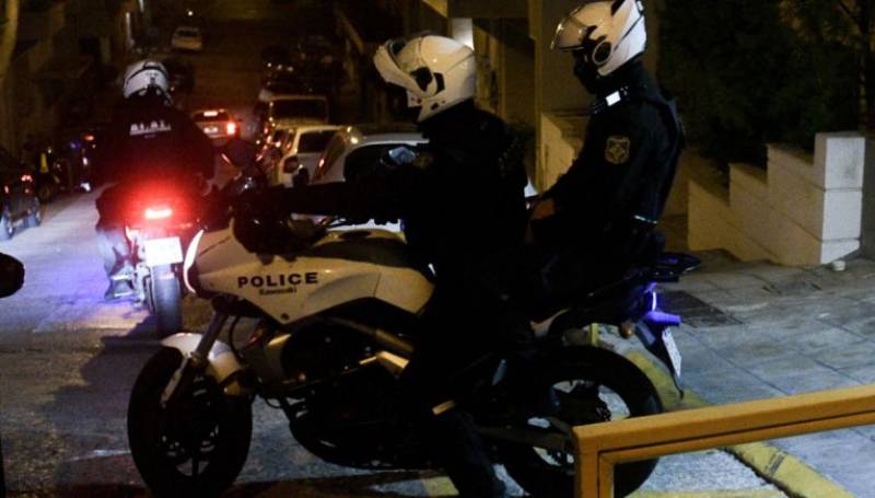 Συμπλοκή ανήλικων έξω από πολυκατάστημα στον Άγιο Δημήτριο