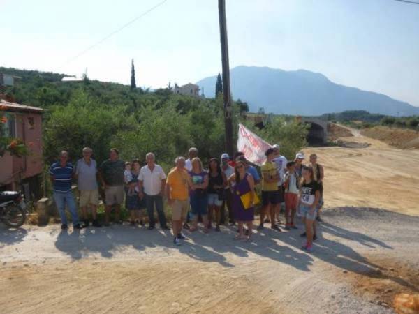 Διαμαρτυρία για την πρόσβαση από τα Μιχαλέικα