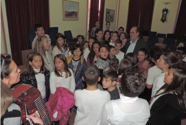 Μαθητές τα έψαλλαν στο Νίκα