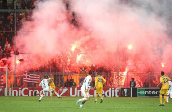 8 συλλήψεις στον αγώνα Αστέρας Τρίπολης - ΑΠΟΕΛ για χασίς και βεγγαλικά (βίντεο)