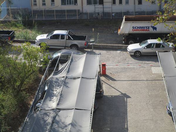 Σκίστηκε η τέντα