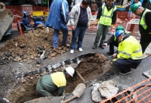 Ενώ η δημοτική αρχή Καλαμάτας κρατάει χαμηλούς τόνους, σκληρή ανακοίνωση ξενοδόχων για τη διακοπή του νερού