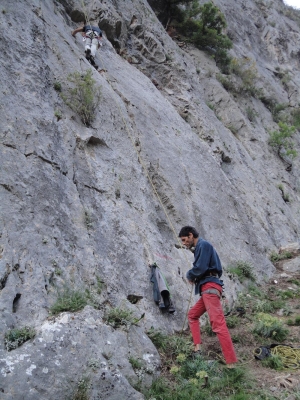 Αναρρίχηση σε βραχώδεις λόφους πριν τη Νέδουσα