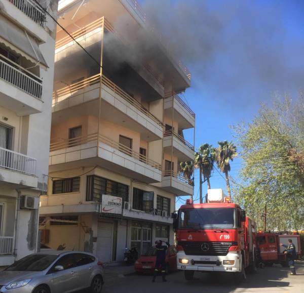 Καλαμάτα: Πυρκαγιά σε πολυκατοικία στη Νέδοντος (βίντεο)