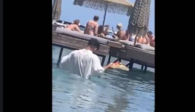 Ρόδος: Η ανακοίνωση των εργαζομένων του beach bar μετά τις εικόνες με τον "κολυμβητή" σερβιτόρο