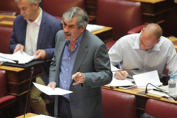 Αγρότες έδιωξαν από τα μπλόκα τον Πετράκο - Κινήθηκαν απειλητικά εναντίον του