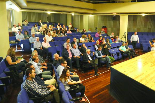 Η Ελλάδα της κρίσης στο “μικροσκόπιο” καθηγητών