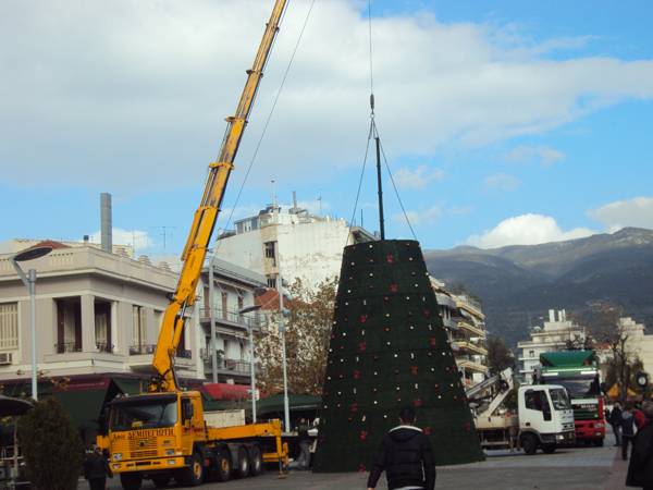 "Φεύγει" ο γιορτινός διάκοσμος από την Κεντρική πλατεία