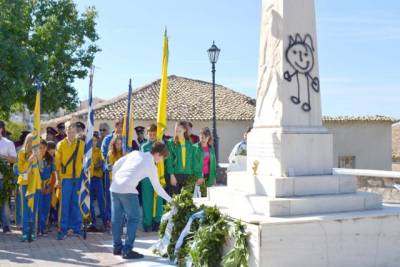 Μουτζούρες στο ηρώο
