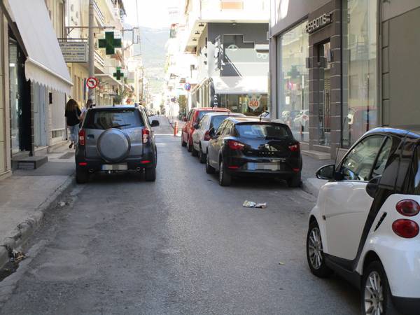 Καλαμάτα: Στάθμευσε νόμιμα και... έκλεισε την κυκλοφορία στην Αναγνωσταρά
