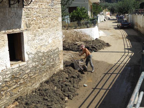 Ακόμα βγάζουν λάσπες από τα σπίτια στη Θουρία