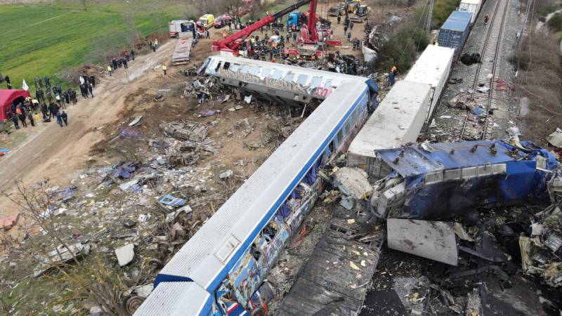 Τέμπη: Ξεκινά η δίκη για το σιδηροδρομικό δυστύχημα - Στο εδώλιο 36 άτομα (βίντεο)