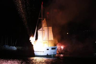 Συνωστισμός πολιτικών στο φετινό εορτασμό της Ναυμαχίας του Ναβαρίνου