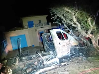 Κάηκε ολοσχερώς τροχοβίλα Γερμανού στη Μεθώνη