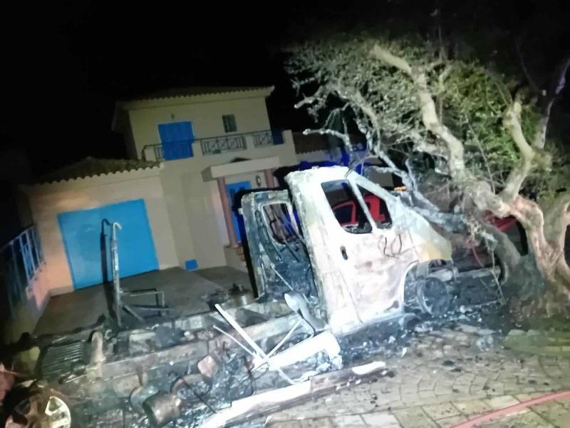 Κάηκε ολοσχερώς τροχοβίλα Γερμανού στη Μεθώνη