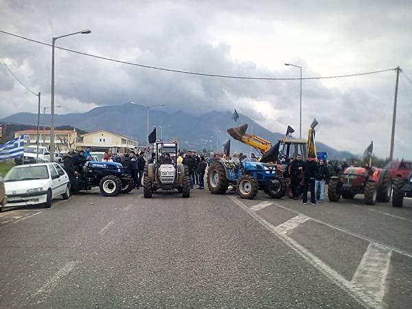 Αγρότες της Τριφυλίας στον κόμβο του Καλού Νερού