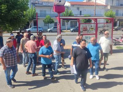 Διαμαρτυρία αγροτών στο κτήριο της Περιφερειακής Ενότητας: Ζητούν έναρξη δακοκτονίας και δικαιοσύνη για τον ΟΠΕΚΕΠΕ