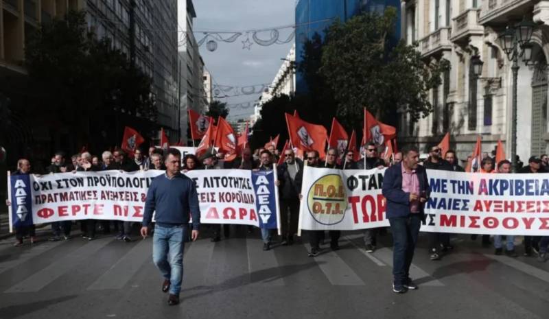 Την επαναφορά του 13ου και του 14ου μισθού στο Δημόσιο διεκδικεί η ΑΔΕΔΥ - Στάση εργασίας