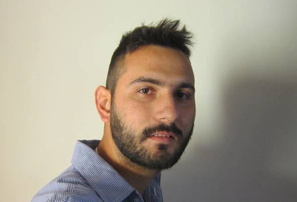 Eυάγγελος Γυφτέας Ι Σπάνια ένας άνθρωπος τρομάζει όταν όλοι γύρω του χαμογελούν