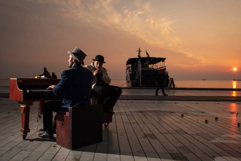 «Εσείς πού νιώθετε ευτυχισμένοι;» - Η πολυβραβευμένη θεατρική παράσταση "Lemon" για πρώτη φορά στην Καλαμάτα