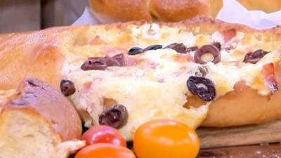 Αφράτο πεϊνιρλί με φέτα και ελιές (βίντεο)