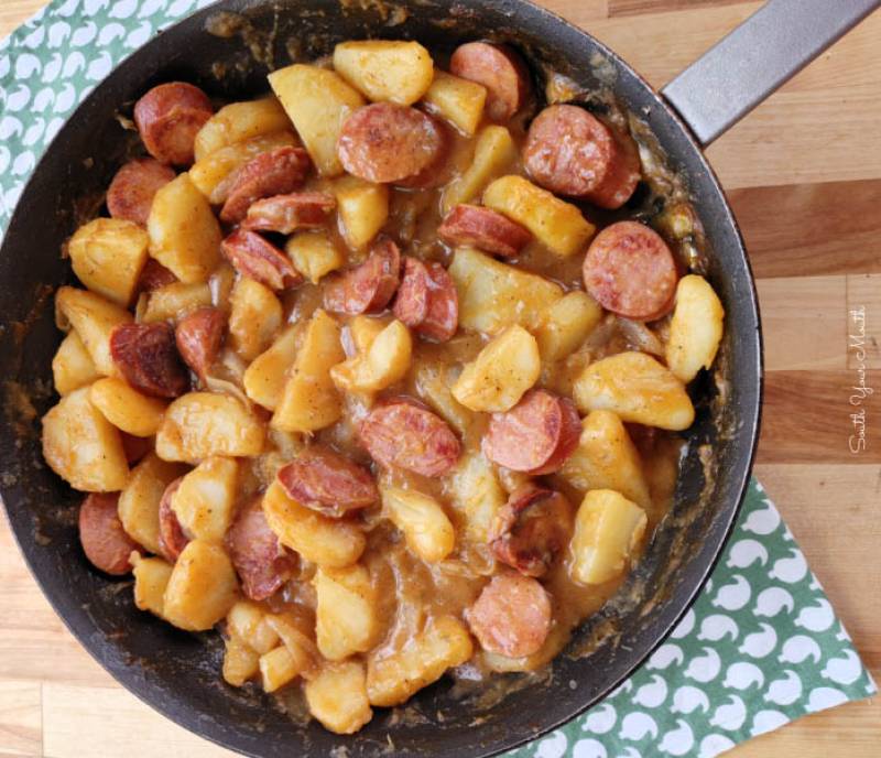 Αποκριάτικη συνταγή της Κρεατινής - Λουκάνικα με πατάτες και δεντρολίβανο