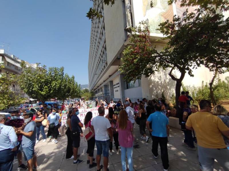 Διαμαρτυρία στο Διοικητήριο για υποβάθμιση Δημοτικών Σχολείων