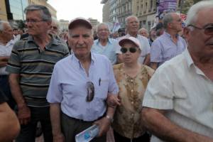 Ψαλίδι στις συντάξεις έως 30% εξετάζεται από το υπουργείο Εργασίας
