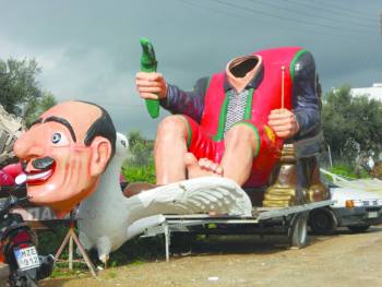 Κατασκευάζονται τα άρματα του Νησιώτικου Καρναβαλιού