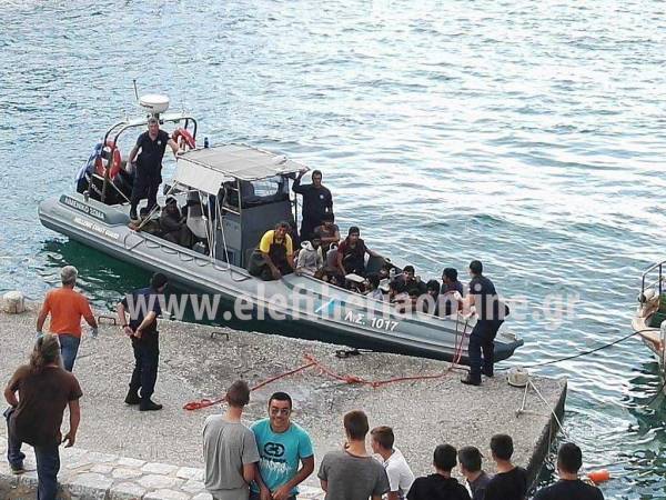 Θαλαμηγός με 35 μετανάστες στο Γερολιμένα (βίντεο-φωτογραφίες)